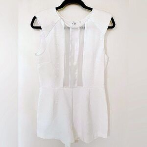 🍸 White short sleeve jumpsuit.